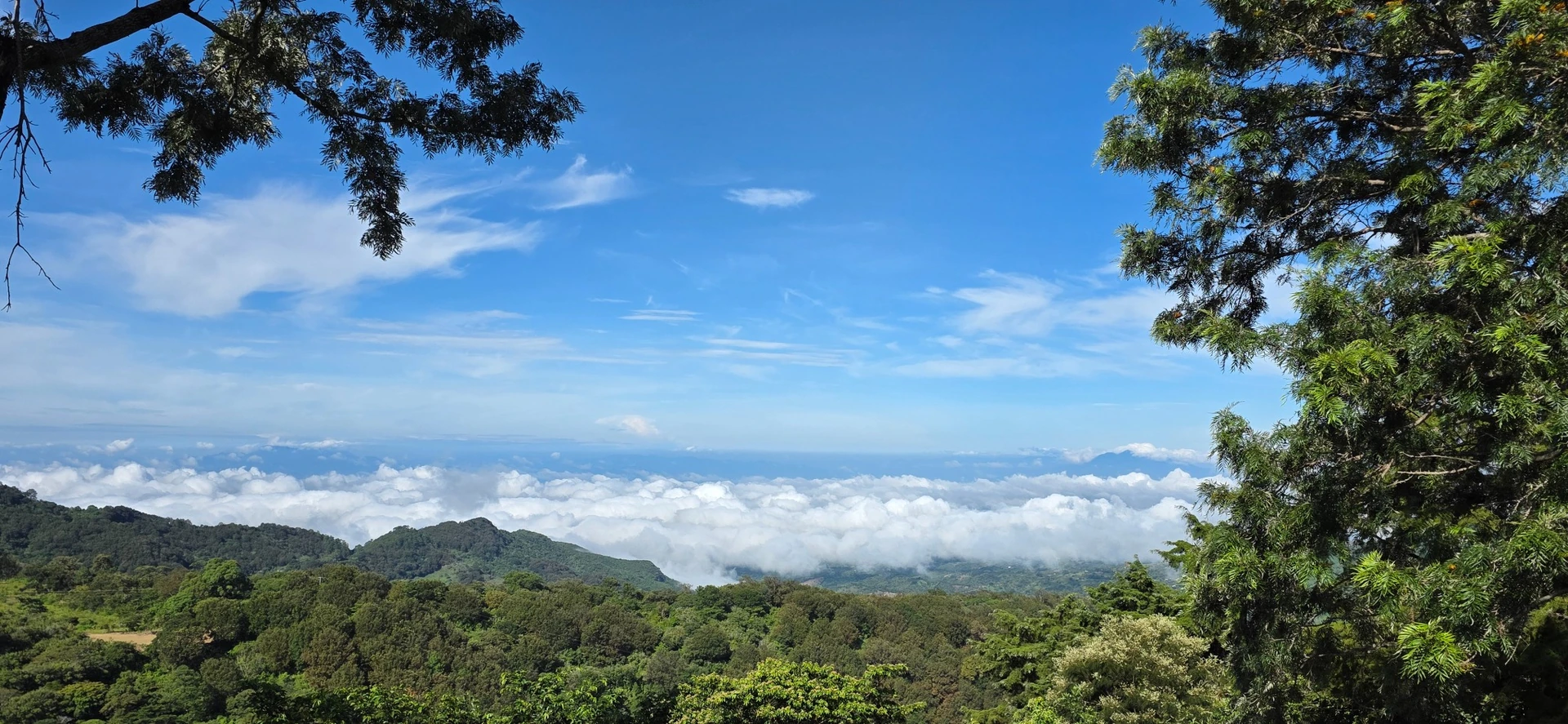 Nubes y cordillera en Metapán — Café Geisha Finca 3 Pinos
